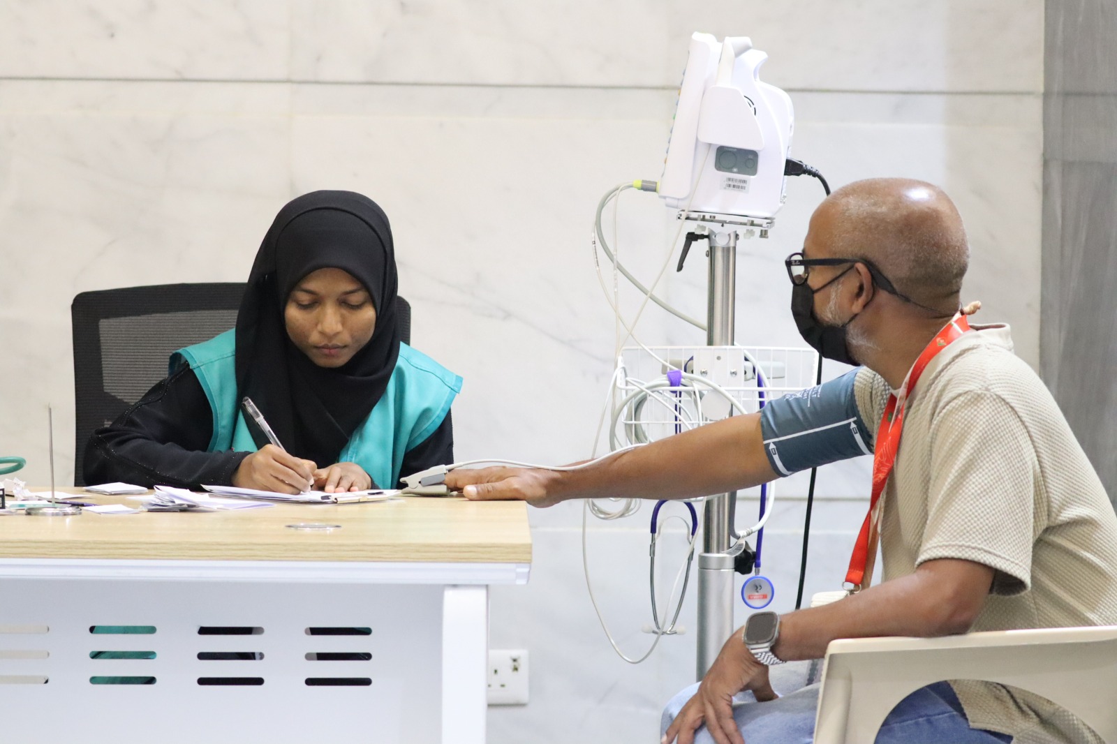 ހުރިހާ ޢުމްރާވެރިންނަށް އެ މީހަކާ އެންމެ ކައިރި ޞިއްޙީ މަރުކަޒަކުން އިތުރު އަގަކާ ނުލައި ވެކްސިން ޖެހޭނެ އިންތިޒާމު ހަމަޖެއްސުން