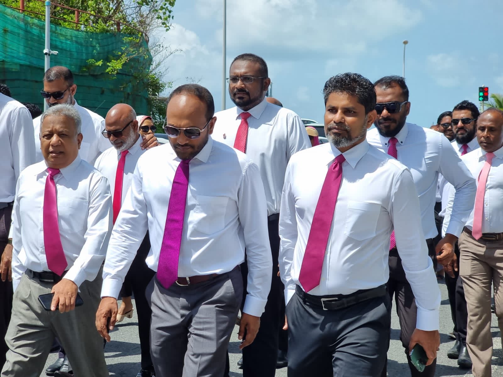 ސެނެޓުގައި ދައުރެއް ނެތި "އަނދިރި ކޮޓަރިން" ކަންކަން ނިންމާ ކަމަށްބުނެ ޕީޕިއެމްގައި ބޮޑު އަރައިރުމެއް!