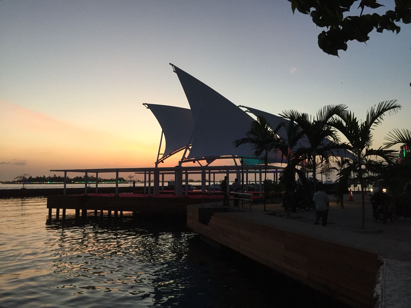 މާލެ ކައިރިން ދެ ލޯންޗު ޖެހިގެން އެކްސިޑެންޓެއް ހިނގައިފި