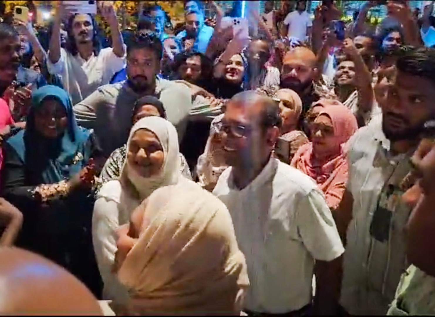 "ރައީސް ޔާމީން ދޫކޮށްލަން" ގޮވާލާ ބޭއްވި އެއްވުމުގައި ރައީސް ނަޝީދާއި މެޑަމް ފާތުން އެކުގައި!