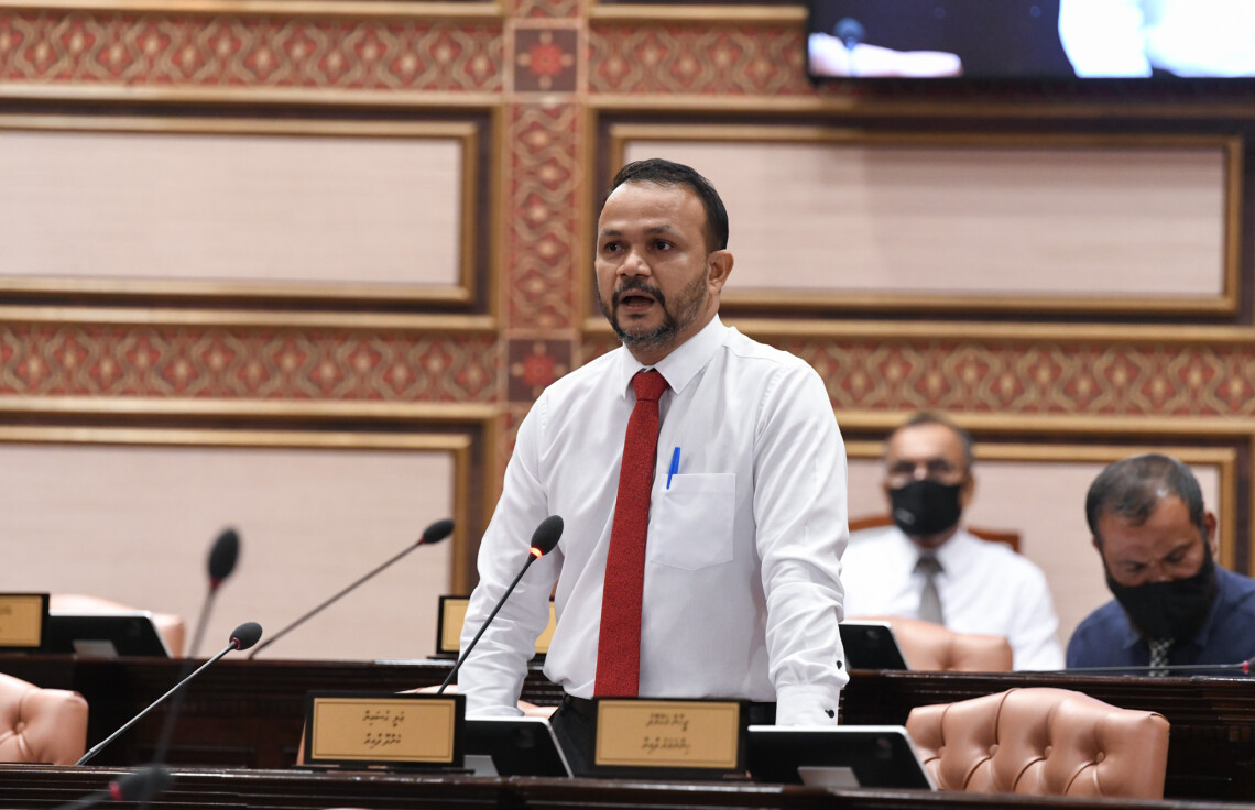 ބޭރު ޓީޗަރުންނަށް ދޭގޮތަށް މުސާރައާއި އިނާޔަތްތައް ދޭނަމަ ދިވެހި ޓީޗަރުން ލިބޭނެ: އަލީ