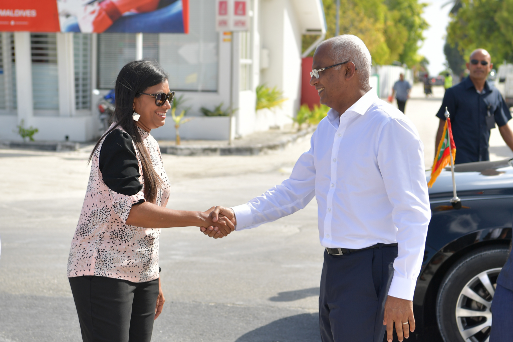 ރައީސްގެ ހިކުމަތްތެރިކަމާއި ކެތްތެރިކަމާއެކު އަމާން މިސްރާބަކަށް ގައުމު ގެންގޮސްދީފި: ރޮޒައިނާ