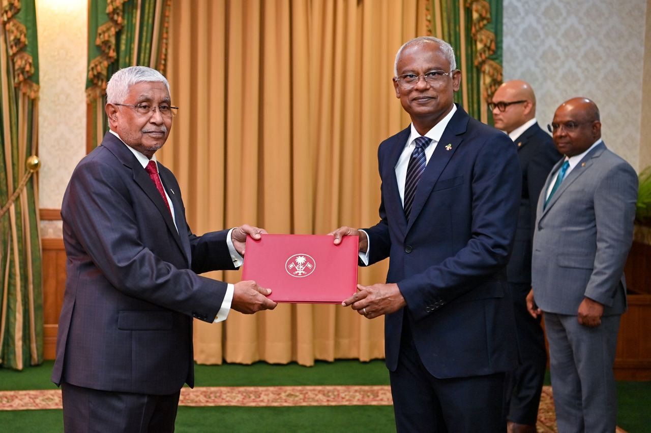 ލަންކާ ސަފީރުކަމަށް އައްޔަންކުރި ފާއިޒަށް ފަތްކޮޅު ދެއްވައިފި