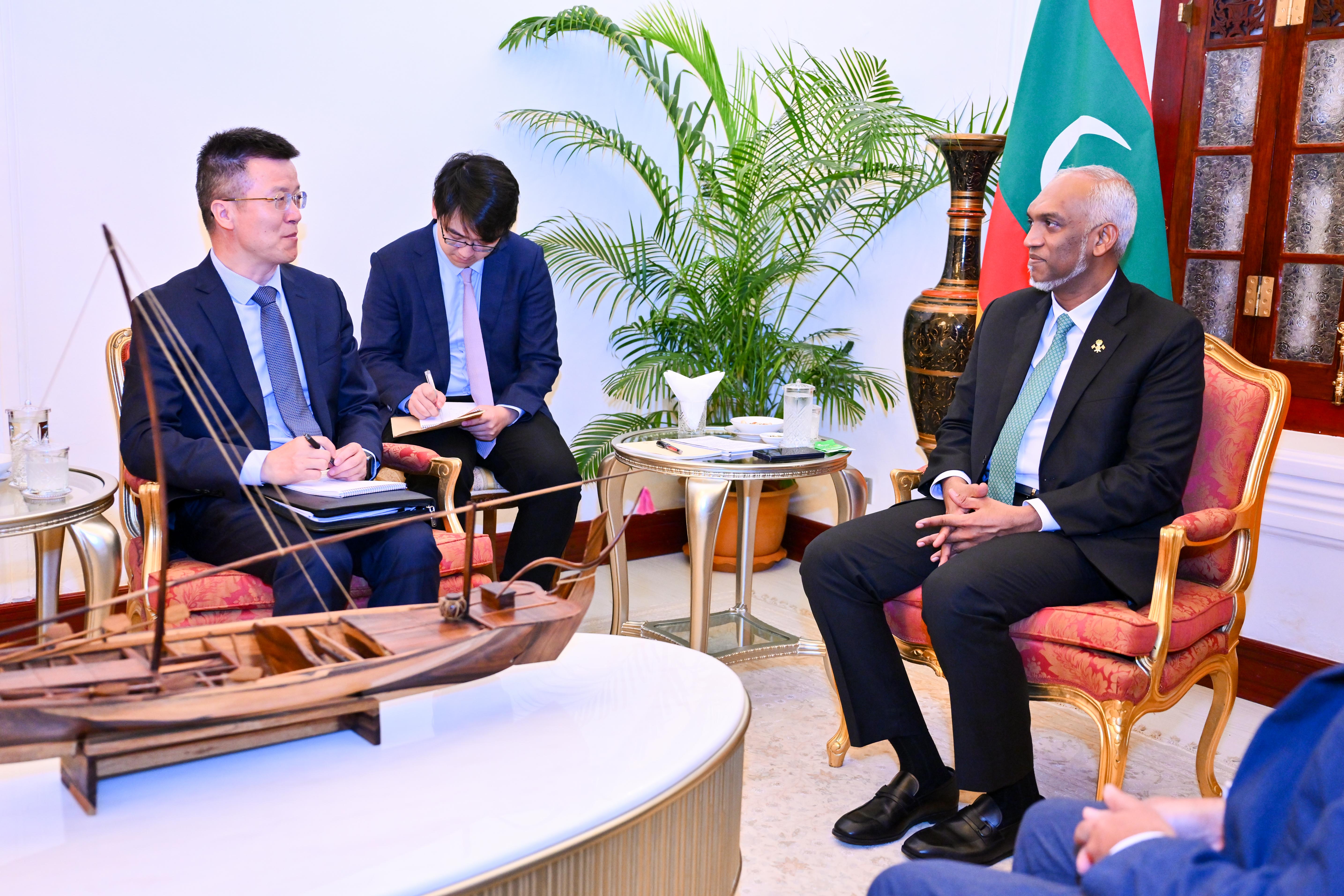 ޗައިނާއިން ރާއްޖެއަށް ވެދެއްވަމުން ގެންދަވާ ބޮޑެތި އެހީތަކަށް ރައީސް ޝުކުރު އަދާކޮށްފި