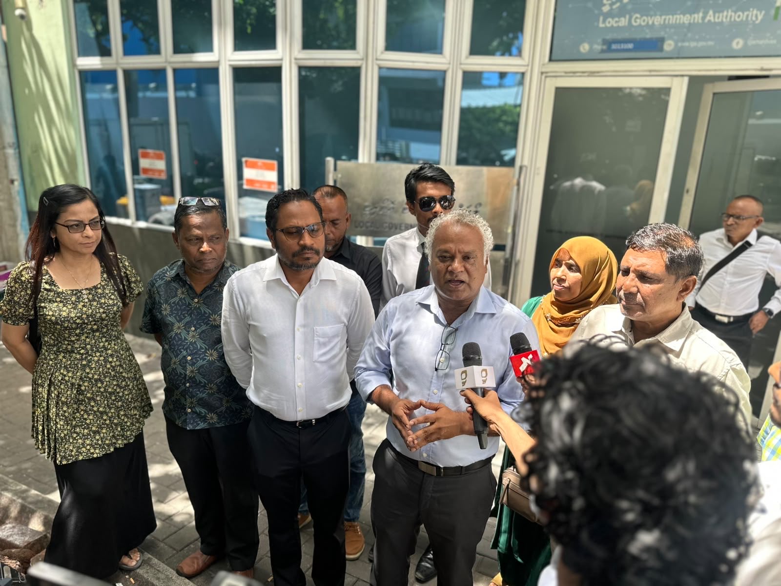 އެލްޖީއޭގެ އިސްވެރިންނާއެކު އެމްޑީޕީން ބޭއްވު ބައްދަލުކުރެއްވުމަށްފަހު މީޑިއާއަށް މައުލޫމާތު ދެނީ، ފޮޓޯ: އެމްޑީޕީ