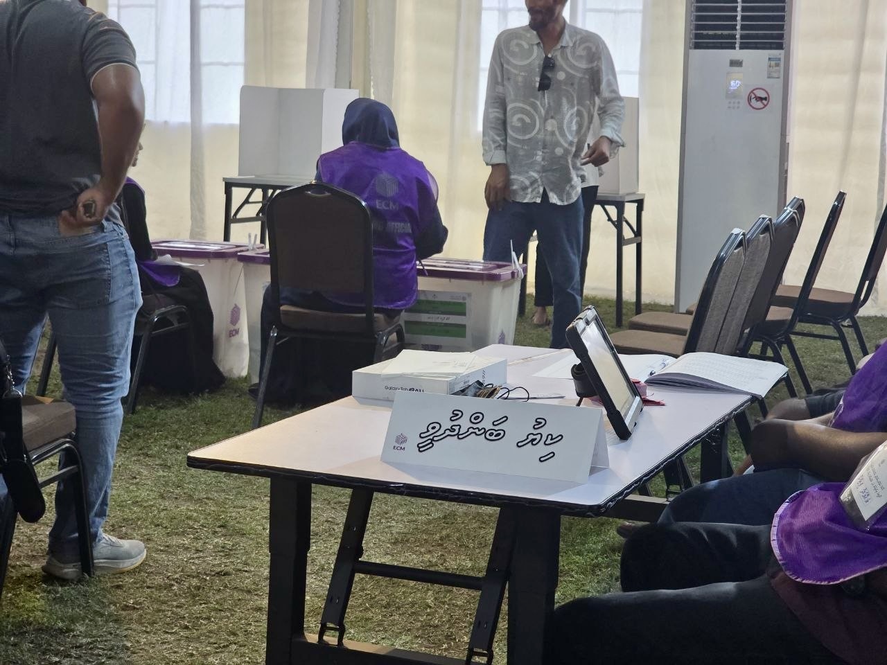 ވަގުތު ހަމަވުމުން ވޯޓު ފޮށިތައް ބަންދުކުރަން ފަށައިފި