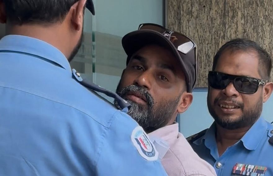 ބެރިކޭޑެއް ހުރަސްކުރި މައްސަލައިގައި އެމްޑީޕީގެ އެކްޓިވިސްޓު ޝާމިން އެއާޕޯޓުން ހައްޔަރުކޮށްފި