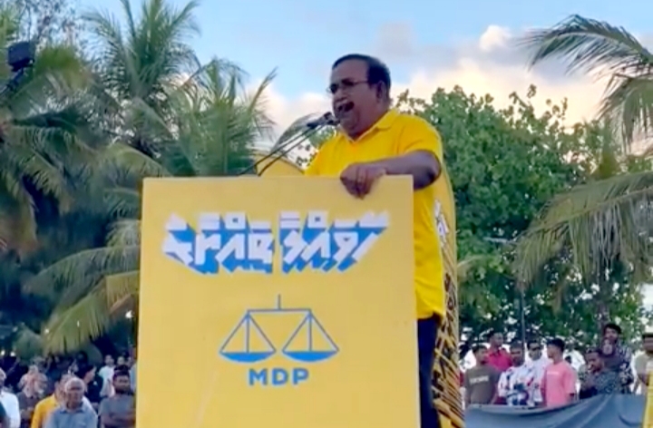 މާދަމާ ހެނދުނާ ތެދުވެ ވަޑައިގެން ތިލަފަތަށް ވޯޓު ދެއްވާ: ޣަފޫރު