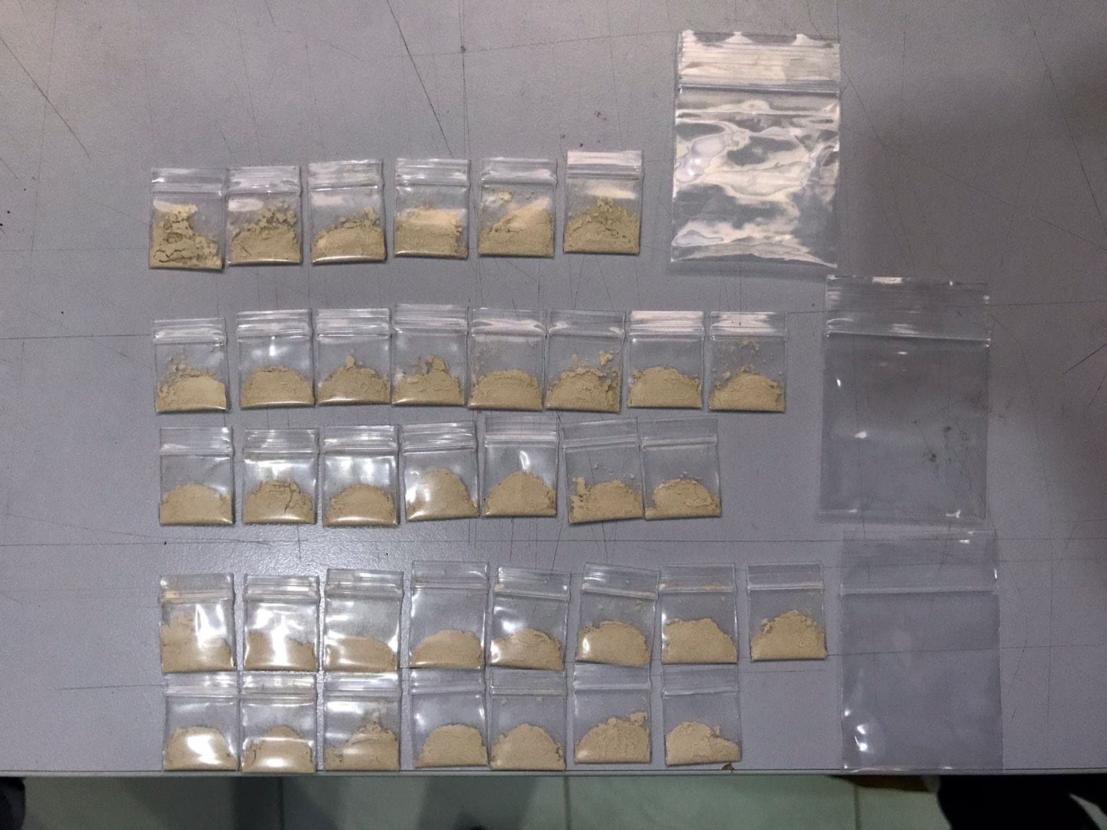 މަސްތުވާތަކެތި ޓްރެފިކްކުރި ދިވެހި އަންހެން ޕައިލެޓްގެ ބަންދަށް އިތުރު 10 ދުވަސް