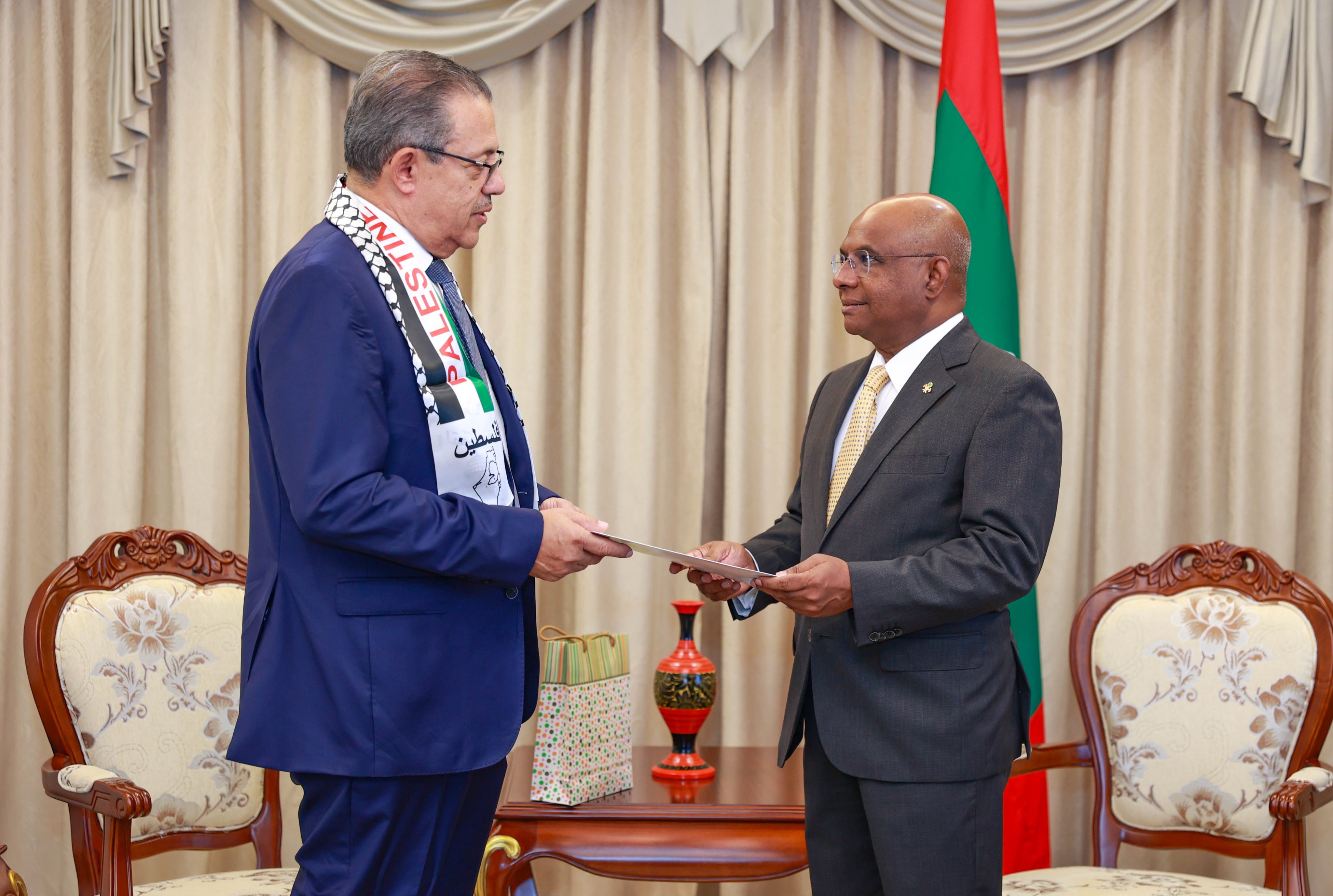 ފަލަސްތީނުގެ ކޮންސުލަށް އެގްޒެކިއުޓަރ ލިޔުން ހަވާލުކޮށްފި