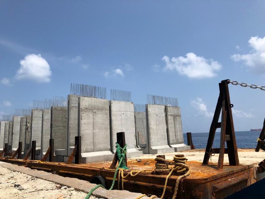 އަނގޮޅިތީމު ބަނދަރު ތަރައްޤީ ކުރުމުގެ މަޝްރޫޢަށް ބޭނުންވާ ކޮންކްރީޓް ގާ އެރަށަށް ގެންގޮސްފި