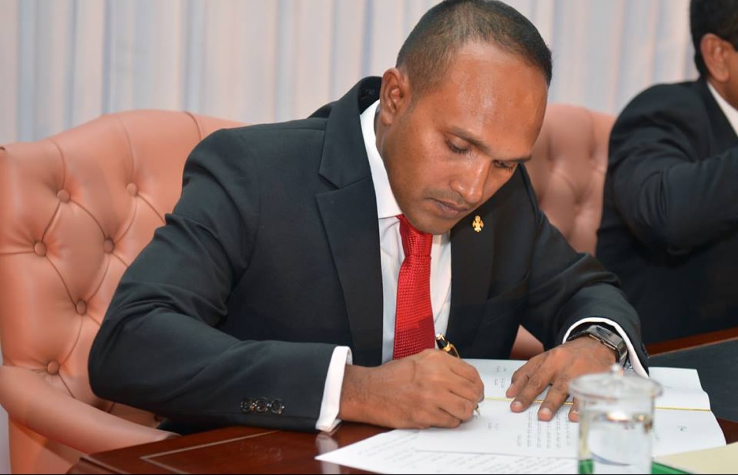 ރައީސް އޮފީހުގައި ތަޢުލީމެއްނެތް ގިނަބަޔަކު އިސްކޮށް އެބަތިބި: ޑރ. ޖަމީލް