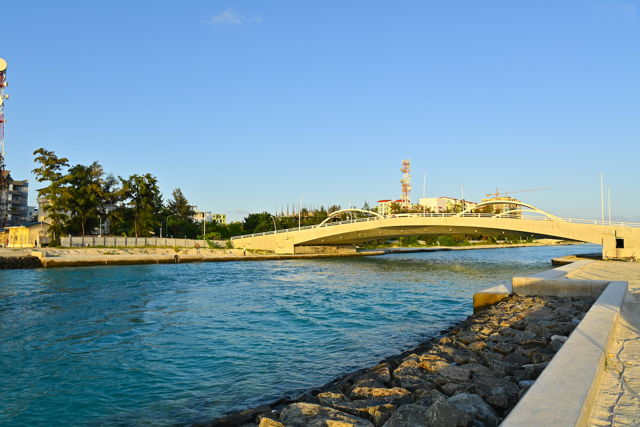 ހުޅުމާލޭ މަގުމަތީގައި ހުރި ލެއަކީ ވަޅިއަކުން މީހެއްގެ ފައިގައި އެޅިގެން ފޭބިލޭ