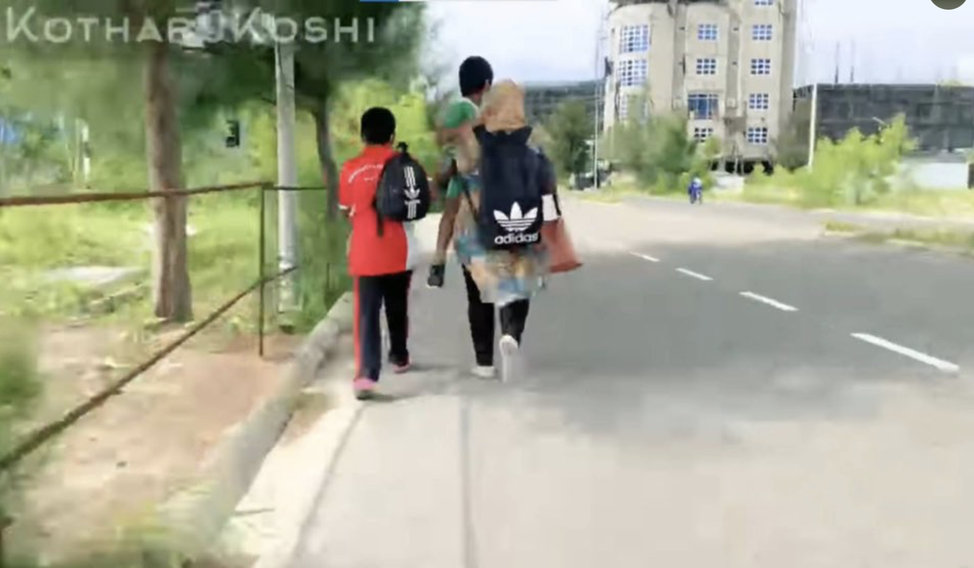 ބުރަކަށިމަތީގައި ދަރިފުޅު އުފުލާ ވީޑިއޯއަށް ފުރައްސާރަކުރުމުން ޖެންޑާއިން މާފަށް އެދިއްޖެ