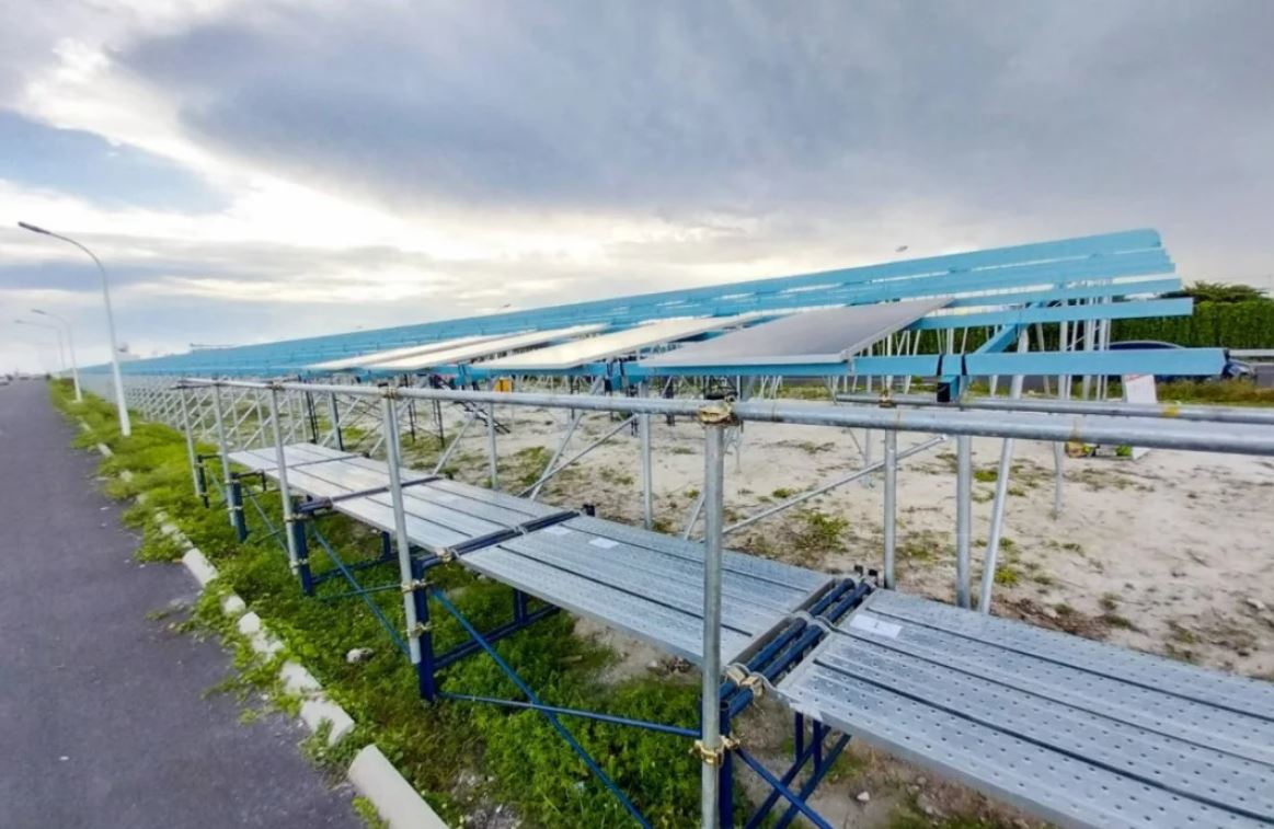 ބްރިޖު ހައިވޭގައި ޖަހާފައި ހުރި ޕެނަލްތައް ވިއްސައިގެންދާތީ މޭޔަރުގެ ކަންބޮޑުވުން