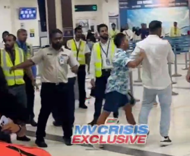 އެއާޕޯޓުގައި މާރާމާރީ ހިންގި މީހާ ދޫކޮށްލީ ޝަރުތުތަކާއެކު