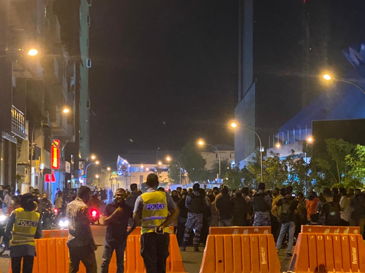 މުޒާހަރާއިން ހައްޔަރުކުރި މީހުން ޖޫރިމަނާކުރުމަށްފަހު ދޫކޮށްލައިފި