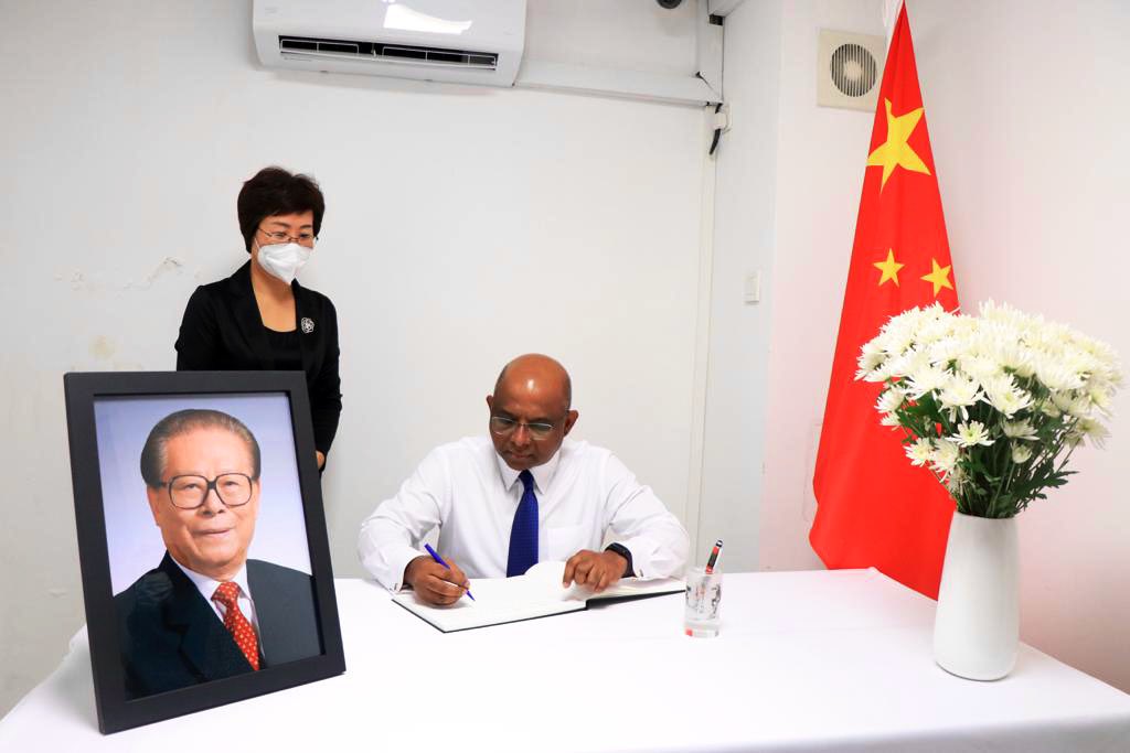 ޗައިނާގެ ކުރީގެ ރައީސްގެ ތައުޒިޔާގެ ދަފުތަރުގައި ޝާހިދު ސޮއިކުރަށްވައިފި