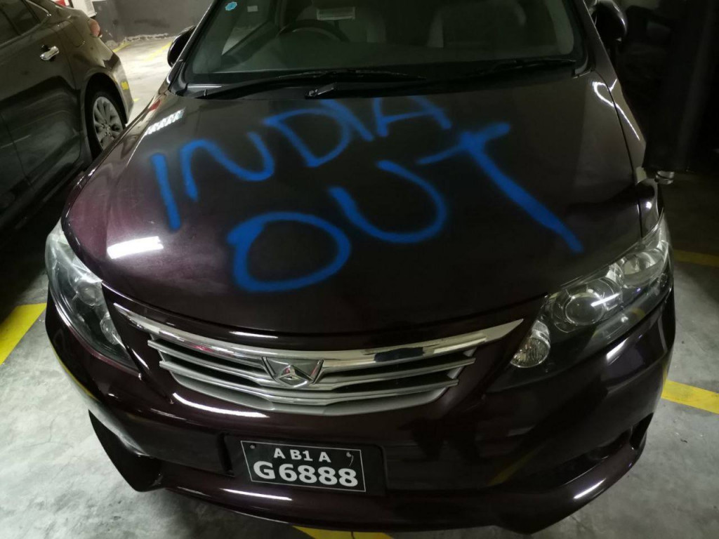 ވެލާނާގޭ ޕާކިންގައި ހުރި ކާރުތަކެއްގައި "އިންޑިއާ އައުޓް" ލިޔެފި