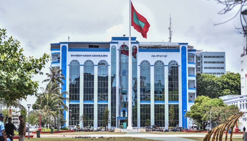 ޑޮލަރު ވިއްކާ ކަމަށް ބުނެ ސްކޭމް ހިންގަމުންދާތީ ސަމާލުވުމަށް އެދެފި