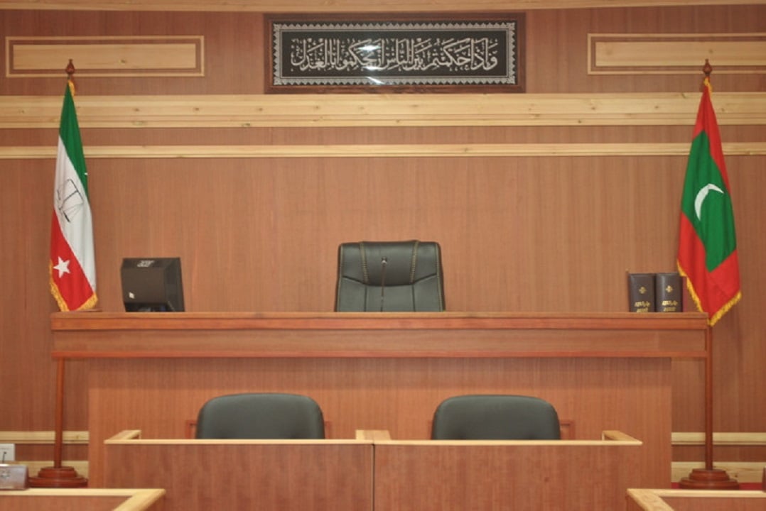 ކޯޓު މާސްޓަރ ގަޔަށް ކުޅުޖެހިމީހާ ކޯޓުގެ ޙުރުމަތް ކަނޑައިގެން އަނެއްކާވެސް ޖަލަށް