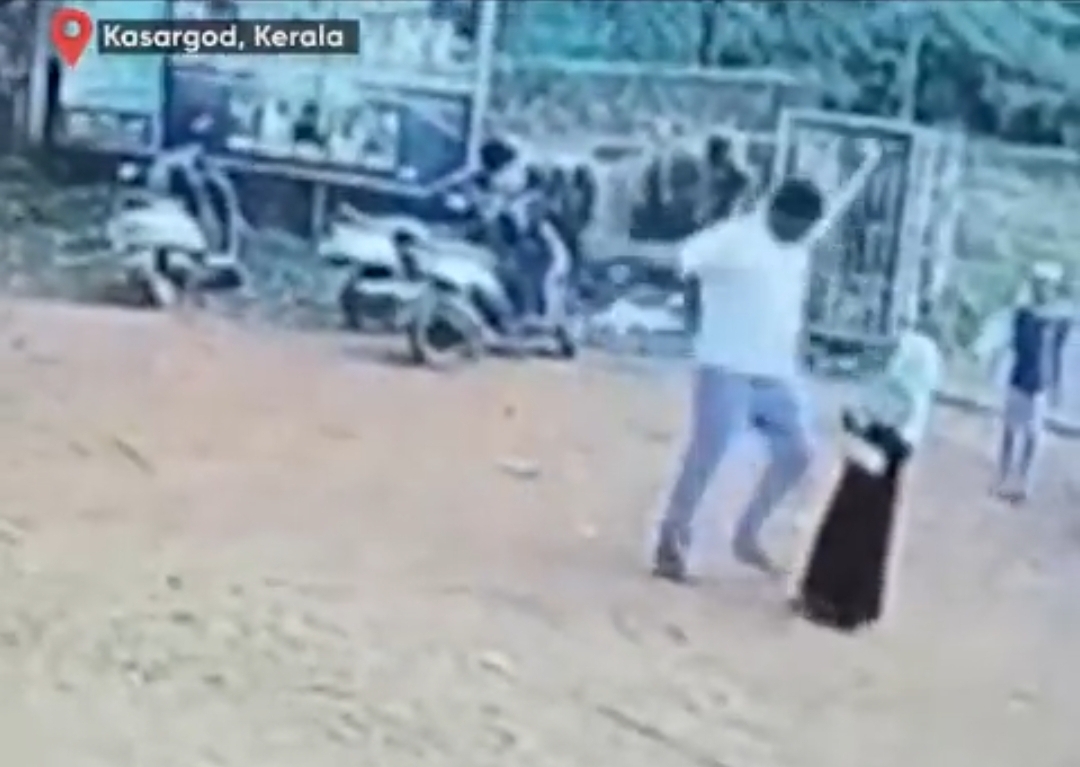 ކުޑަކުއްޖަކު އުފުއްލާލައި ބިންމައްޗަށް ހޫރުވާލާ އަނިޔާވެރި މަންޒަރެއް!