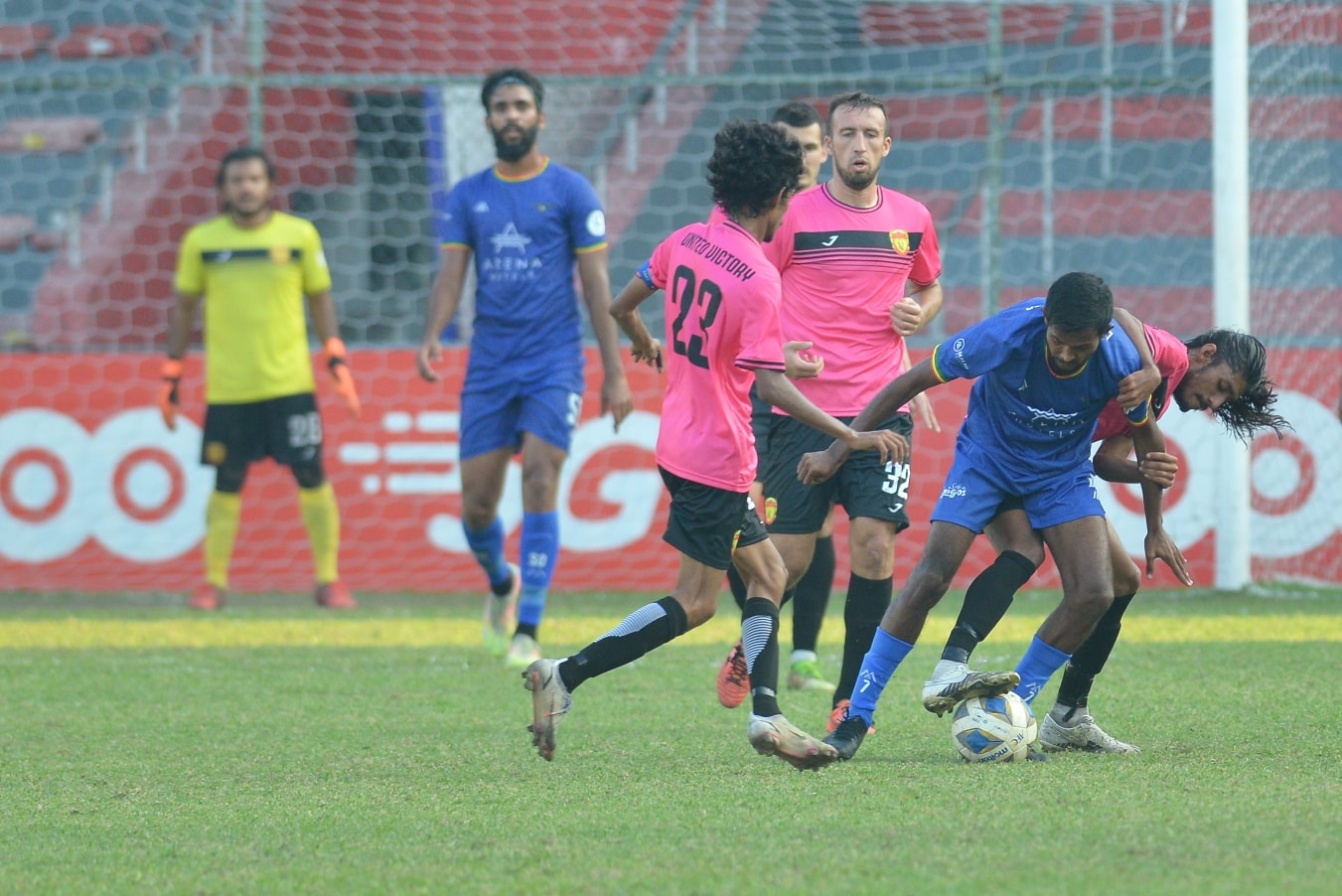 ދަ ގްރާންޑޭ ބަލިކޮށް، ޔޫވީ ގެ ފުރަތަމަ ލީގު މޮޅު