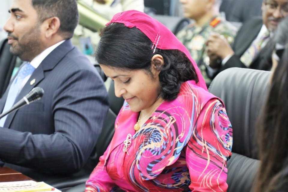 އޮލިމްޕަހުގެ މަސައްކަތް ލަސްވާ ސަބަބު ހޯދަން މިނިސްޓަރު ޔުމްނާއާ ސުވާލުކުރަނީ