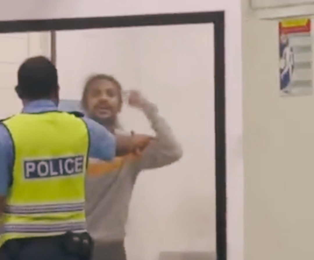 ޕޮލިސް ސްޓޭޝަން ތެރޭގައި ހުރެވެސް ދިނީ މަރުގެ އިންޒާރު!