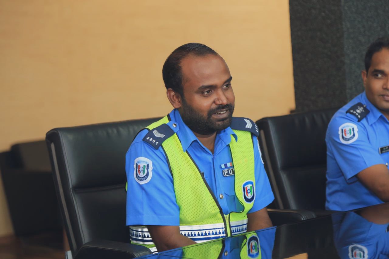 އެތައްބައެއްގެ ތައުރީފު ލިބުނު ފުލުސް މީހާއާއި ސީޕީ ހަމީދު ބައްދަލު ކުރައްވައިފި