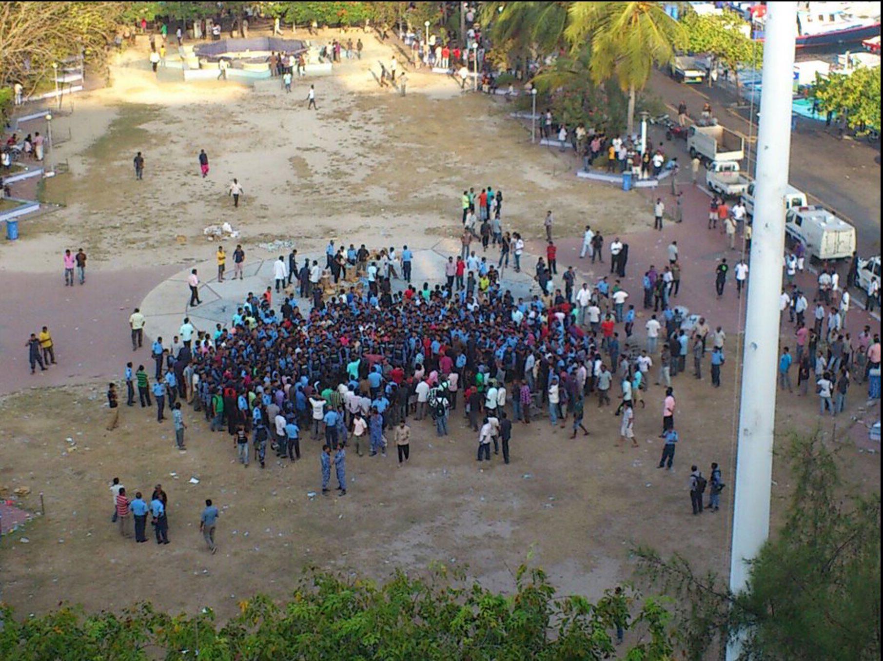 ރައީސް ނަޝީދުގެ ސަރުކާރު ބަޣާވާތަކުން ވައްޓާލުމަކީ ރާއްޖޭގެ ޑިމޮކްރަސީއަށް ދިން އެންމެ ބޮޑު ހަމަލާ: ފައްޔާޒް