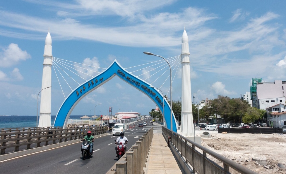 ސައިކަލަކާއި ފުލުހުންގެ ކާރެއް ޖެހި ނުރައްކާތެރި އެކްސިޑެންޓެއް!