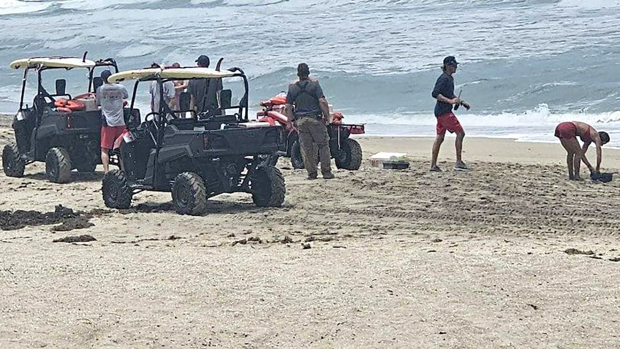 6 ކުދިންގެ ކުރިމަތީގައި މަންމައާއި ބައްޕަ ގެނބިގެން މަރުވެއްޖެ