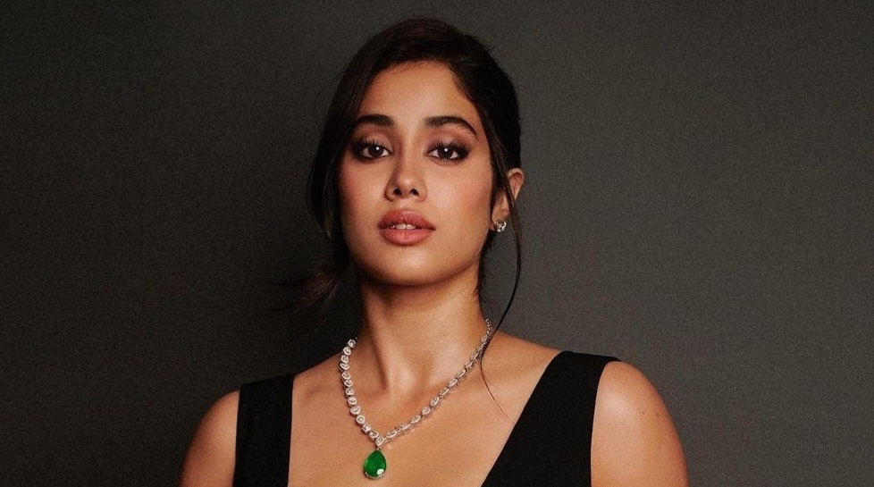 ޖާންވީ ކަޕޫރު ބައްޕަ ބޭނުންވަނީ އިސްކޮޅުން ދިގުމީހަކާއި ޖާންވީ ކައިވެނި ކުރަން