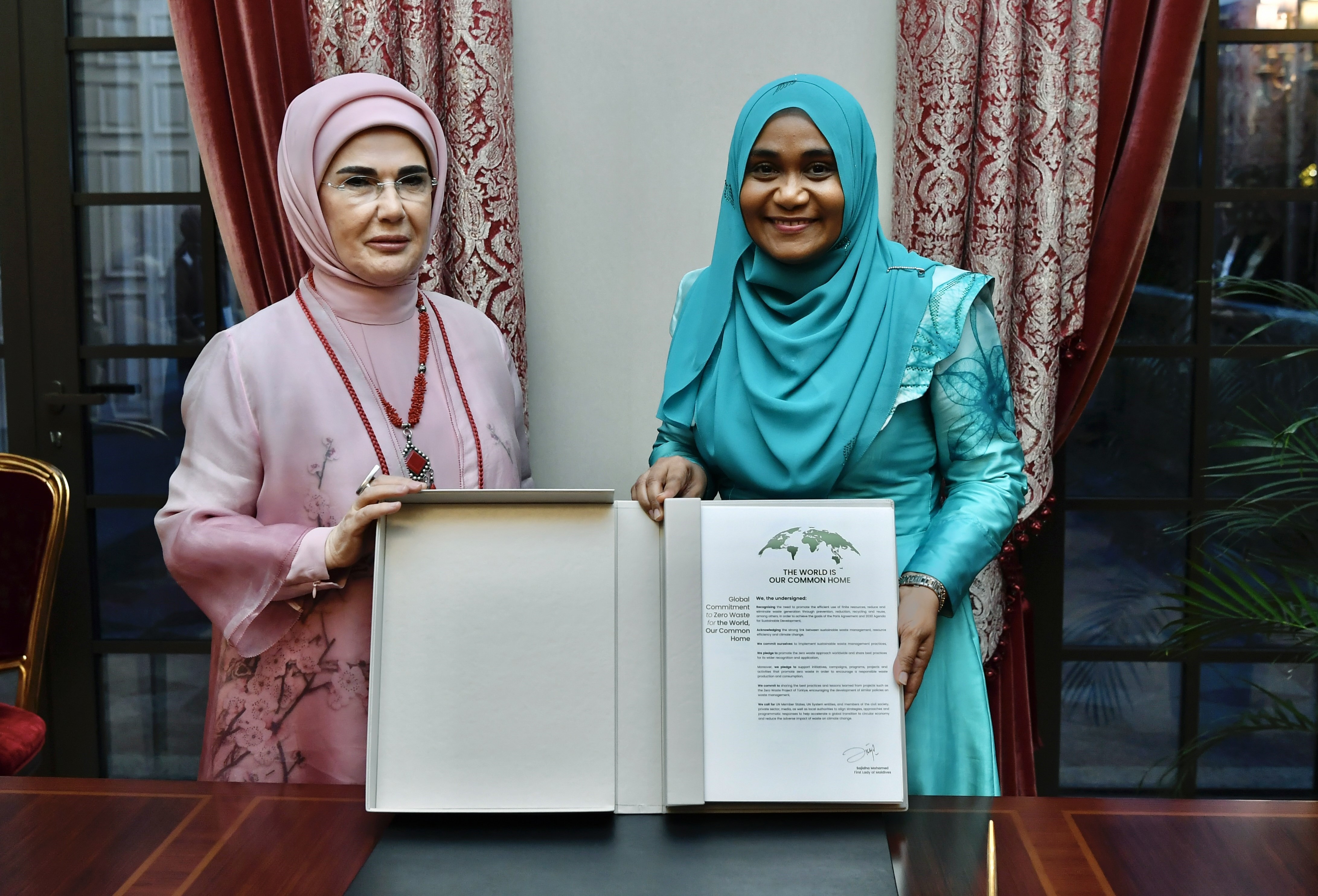 ސާޖިދާ، ތުރުކީގެ ރައީސްގެ އަނބިކަނބަލުންނާ ބައްދަލުކުރައްވަފައިފި