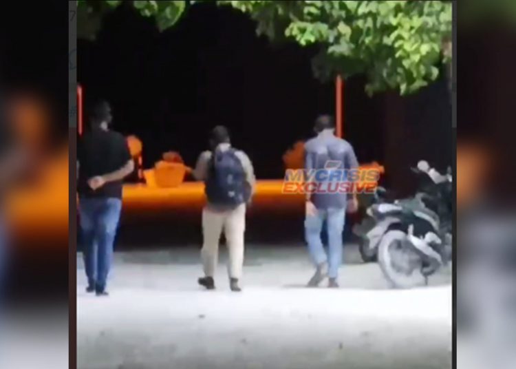 ދޮންދަރިޔަކަށް ޖިންސީ ގޯނާކުރި ކަމުގެ ތުހުމަތުގައި މުދިމަކު ހައްޔަރުކޮށްފި