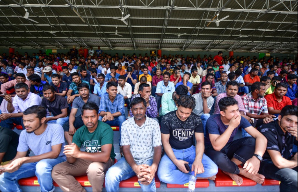 ކުޑަކުއްޖެއްގެ އަތުގައި ހިފައިގެން ބިދޭސީއަކު ހައްޔަރުކޮށްފި