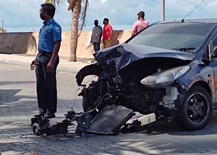 ކާރެއް ކޮންޓްރޯލުނުވެ އައިޖީއެމްއެޗް ކައިރީގައި އެކްސިޑެންޓެއް ހިނގައިފި