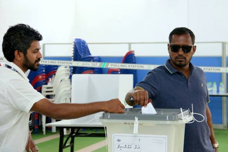 ޤާނޫނު އަސާސީގައި ބުނަނީ ކައުންސިލަރުން އިންތިޚާބު ކުރަންވާނީ ރައްޔިތުންލާ ސިއްރުވޯޓަކުން ކަމަށް!