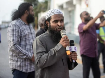 އަޑުގެ ސާމްޕަލް ނަގަން ޝައިޚް ނިޝާން ފުލުހަށް ހާޒިރުކުރަނީ