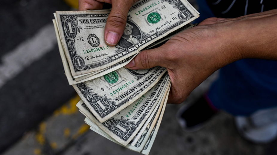 ކަޅު ބާޒާރުގައި ޑޮލަރު ވިއްކަން އުޅުނު ހަތް ބިދޭސީއަކު އިމިގްރޭޝަންގެ ބެލުމުގެ ދަށަށް