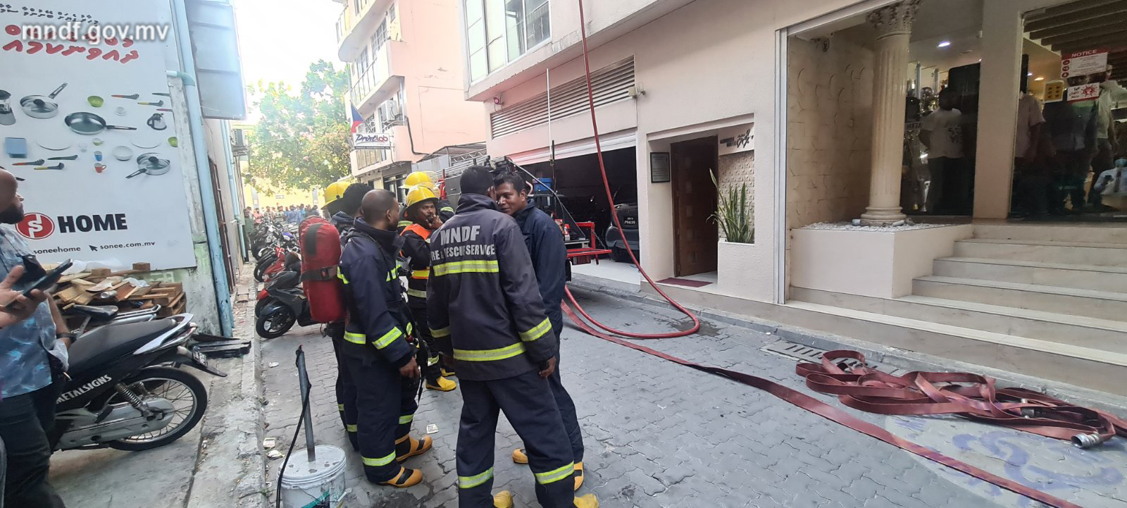 ޑޮނާޑް ހުންނަ އިމާރާތުގައި ރޯވި އަލިފާން ނިއްވާލައިފި، މީހަކަށް އަނިޔާއެއް ނުލިބޭ!