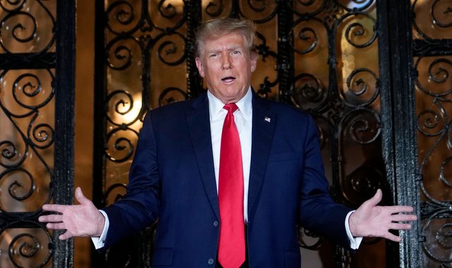 ތިން އަހަރަށް ވިޔަފާރި ކުރުން ޓްރަމްޕަށް މަނާކޮށް, 354.9 މިލިއަން ޑޮލަރުން ޖޫރިމަނާކޮށްފި