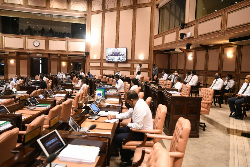 ދަރަނި ރިޕޯޓާއި ގުޅިގެން ޝަރީފާއި މަޖިލީހުގެ އެމްޑީޕީގެ ބައެއް މެމްބަރުންނާ ދެމެދު ހޫނު ޒުވާބެއް