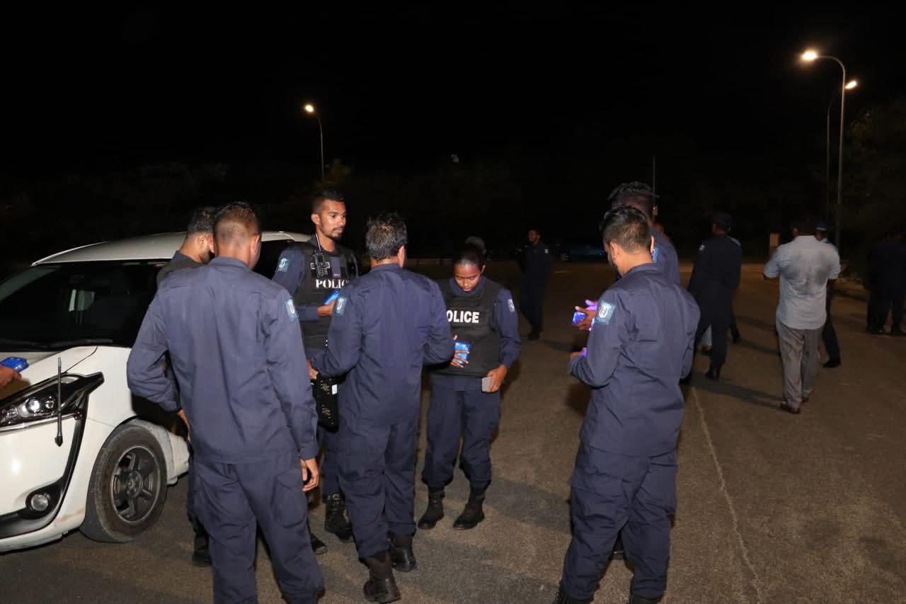 އައްޑޫގައި މީހަކަށް ހަމަލާދީ މާރާމާރީ ހިންގި މައްސަަލަ އެއް ބަލަނީ