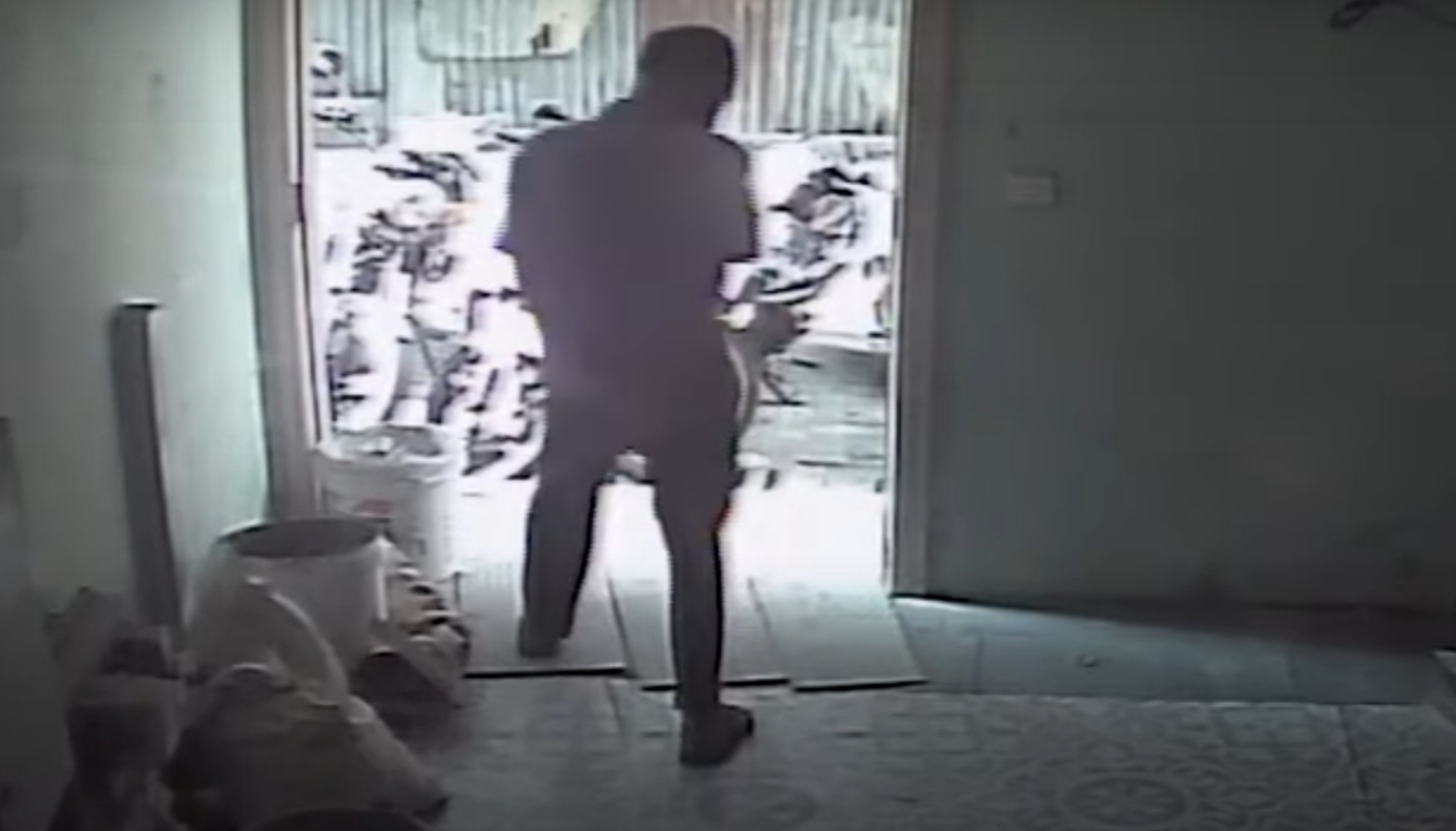 ގެއެއްގެ ދޮރު ވަގަށް ނަގާފައިވާ މައްސަލައެއްގައި މީހަކު ހޯދަނީ