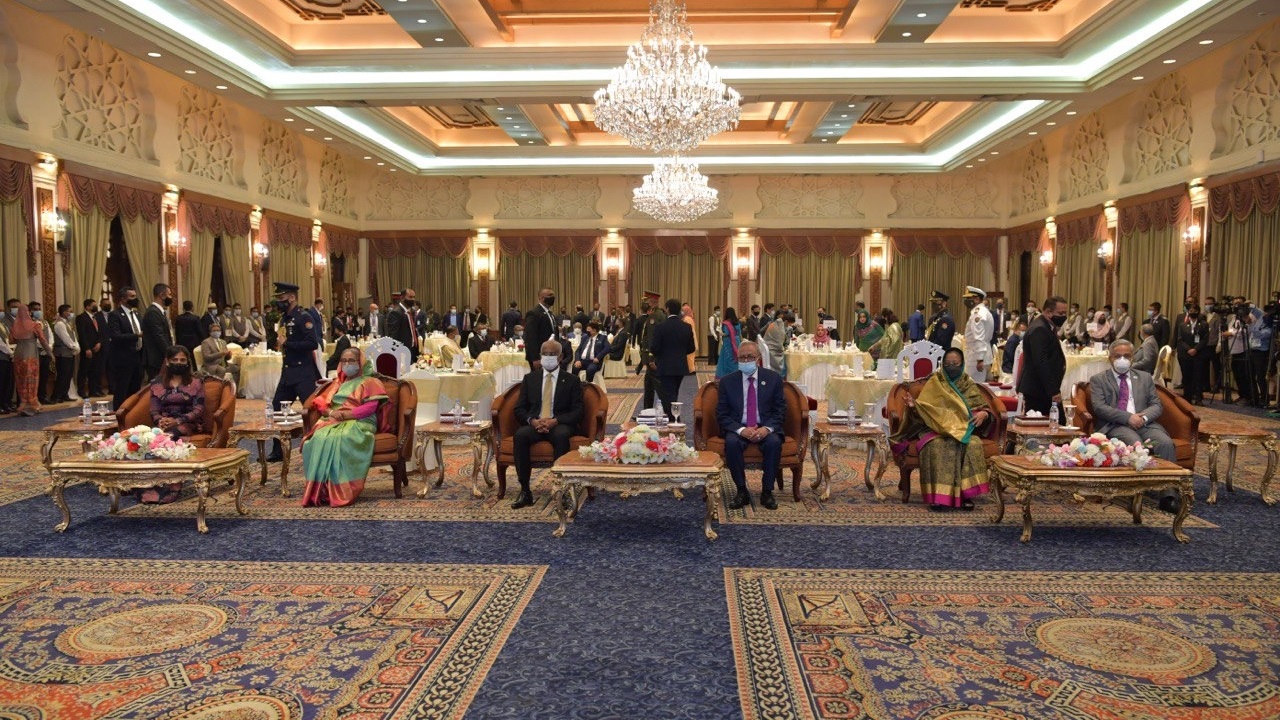 ރައީސްގެ ދެކަނބަލުން، ބަންގްލަދޭޝްގެ ރައީސް ދެއްވި ފަރިއްކޮޅުގައި ބައިވެރިވެ ވަޑައިގެންފި