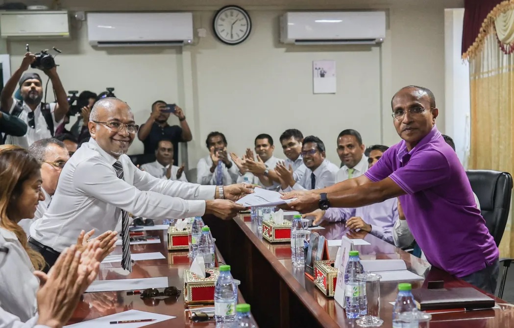 ރައީސް ނަޝީދުގެ "ދަ ޑިމޮކްރެޓްސް" ޕާޓީ އުފައްދަން ފޯމް ހުށަހަޅައިފި