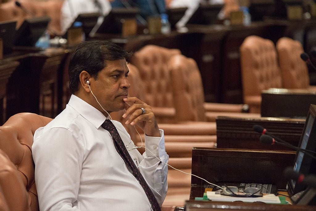 އިދިކޮޅުގެ ހިނގާލުން ފަސްކޮށް، ރިޒާގެ ޖަނާޒާއަށް އިސްބޭފުޅުން މެލޭޝިއާއަށް