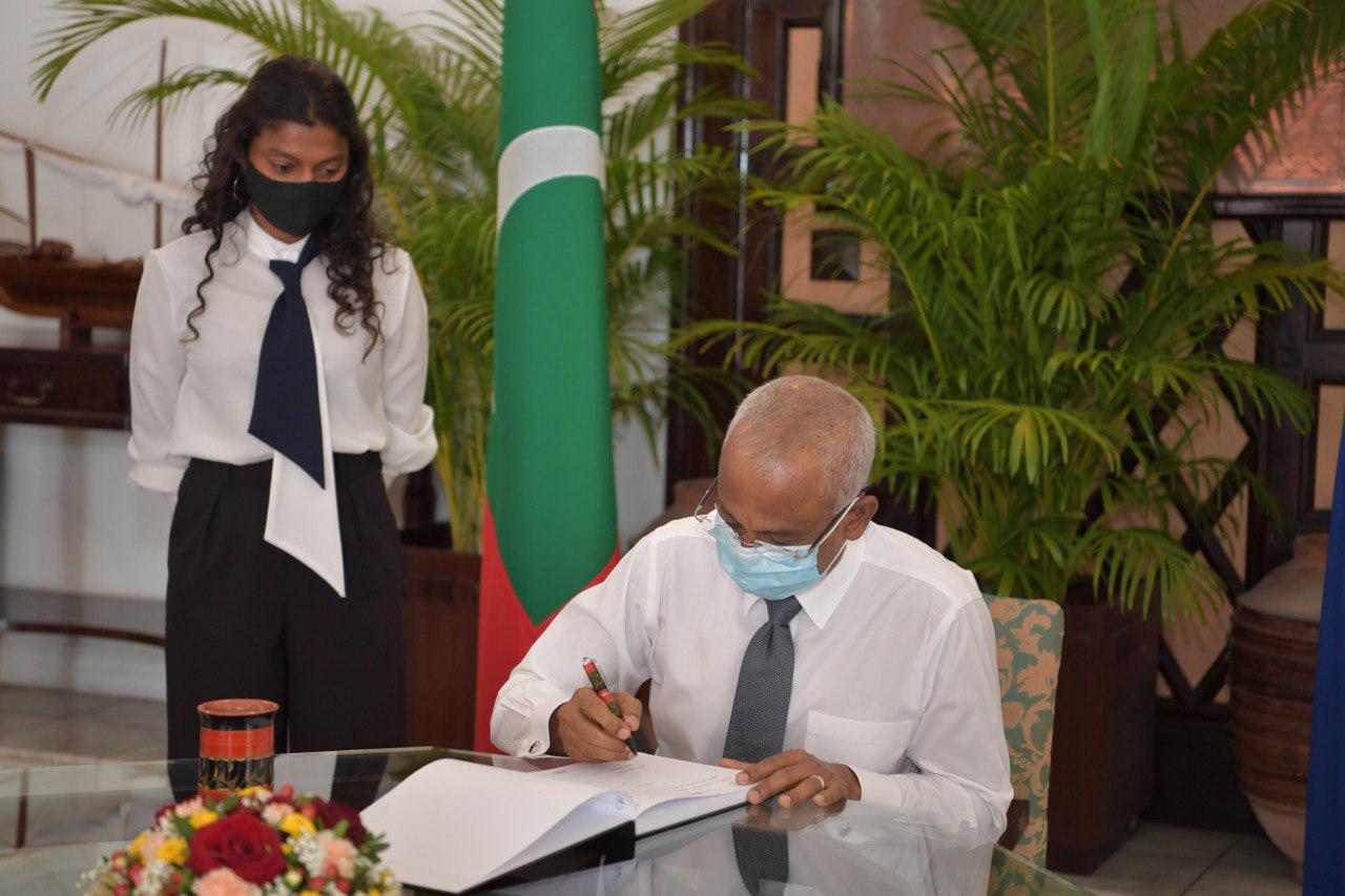 މަރުހޫމް ހުސެން މުހައްމަދުގެ ތައުޒިޔާގެ ދަފުތަރުގައި ރައީސް ސޮއިކުރައްވައިފި